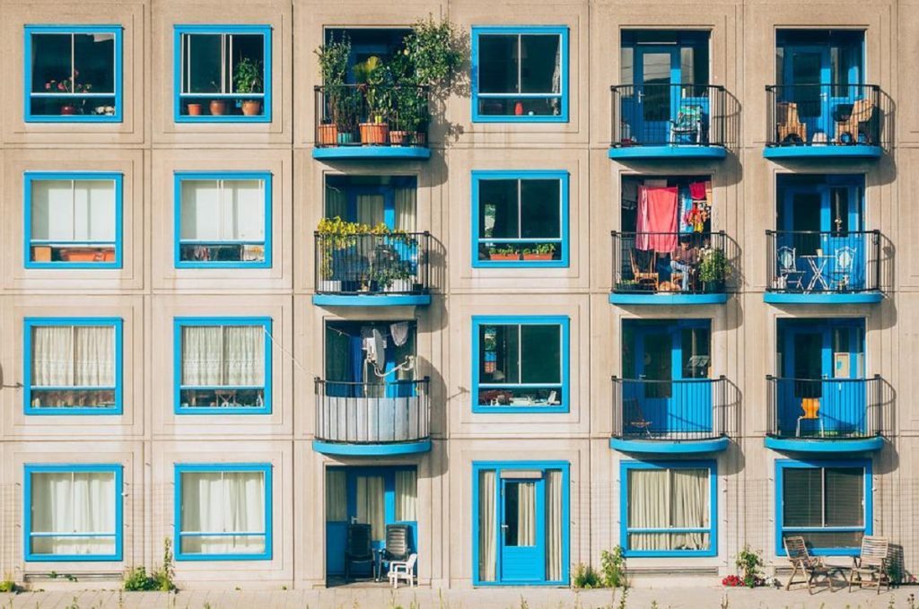 Un immeuble avec des appartements vides et occupés