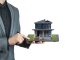 Un mandataire immobilier tenant un plan 3D de maison