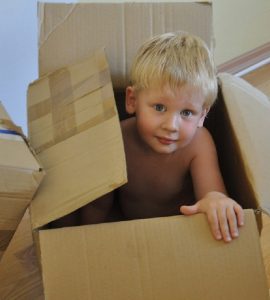 Un enfant jouant lors de déménagement