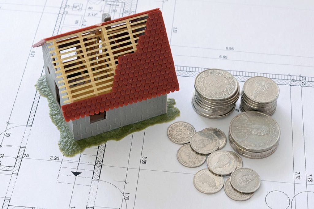 Plan 2D, une maison en miniature et avec des pièces de monnaie qui font allusion au prêt conventionné