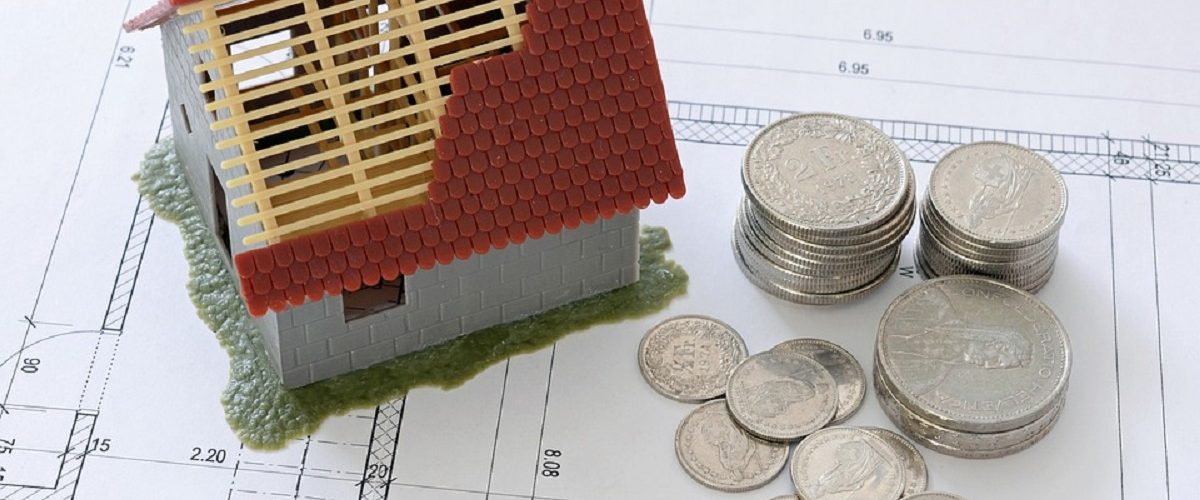 Plan 2D, une maison en miniature et avec des pièces de monnaie qui font allusion au prêt conventionné