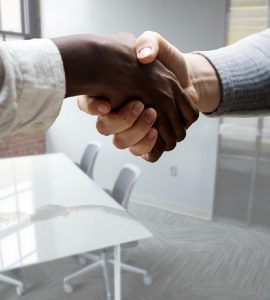 Un spécialiste de recrutement qui sert la main d'un agent immobilier