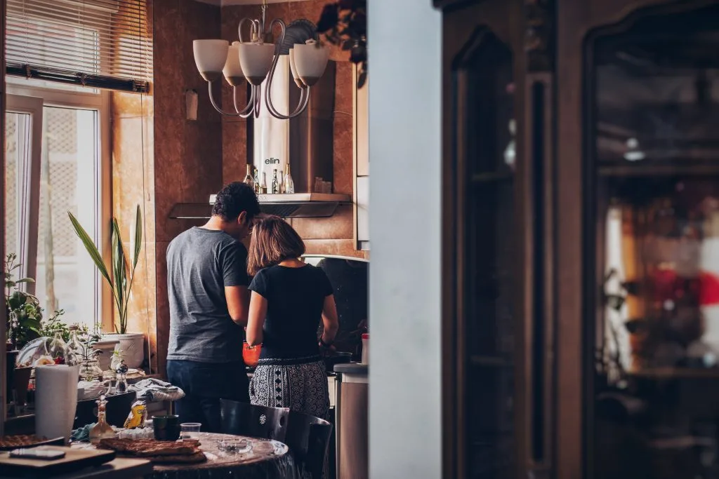 Un couple discutant la déclaration d’occupation et de loyer des biens immobiliers