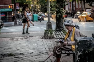 Vente en viager : une vielle femme et une jeune femme en ville