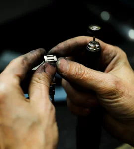 Un horloger qui répare une montre : bail mixte commercial