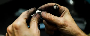 Un horloger qui répare une montre : bail mixte commercial