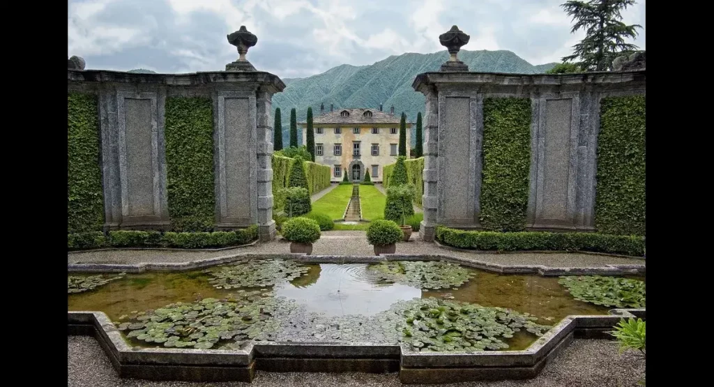 Un château avec un beau jardin