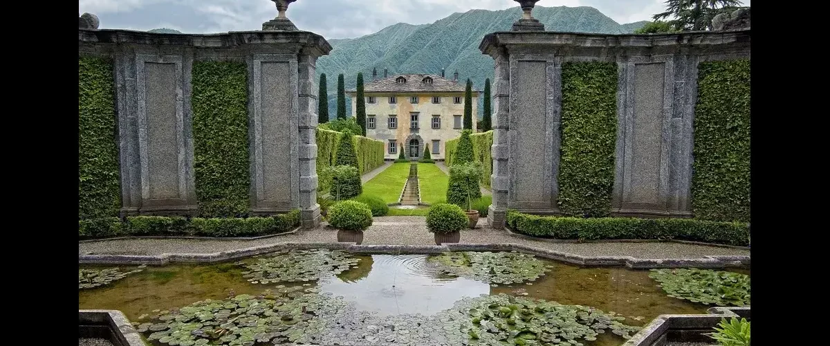 Un château avec un beau jardin