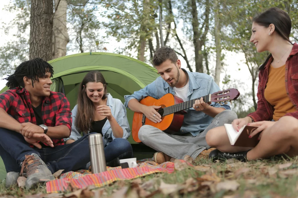 Des jeunes dans un camping : louer un terrain