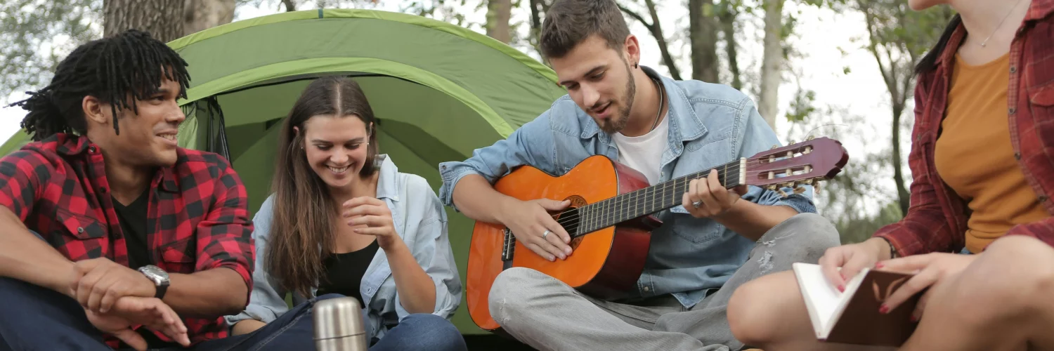 Des jeunes dans un camping : louer un terrain