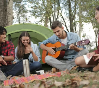 Des jeunes dans un camping : louer un terrain