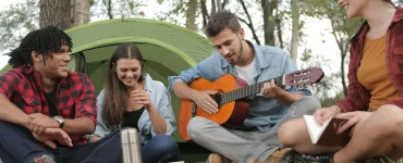 Des jeunes dans un camping : louer un terrain