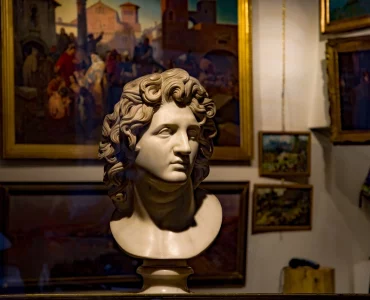 Boutique d'art avec un buste au milieu