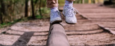 Une personne marchant sur un tronc