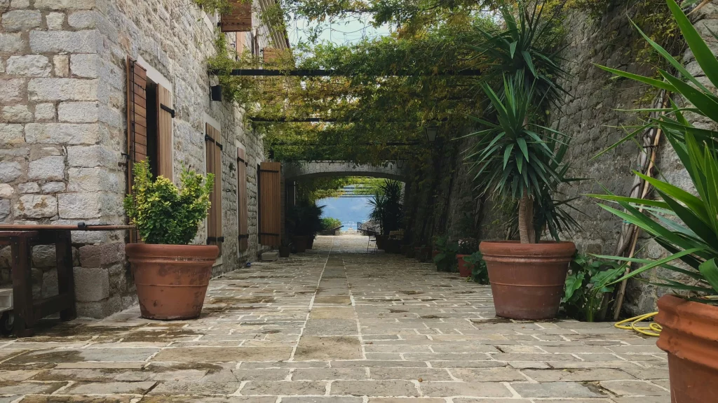 Une allée dans une maison ancienne