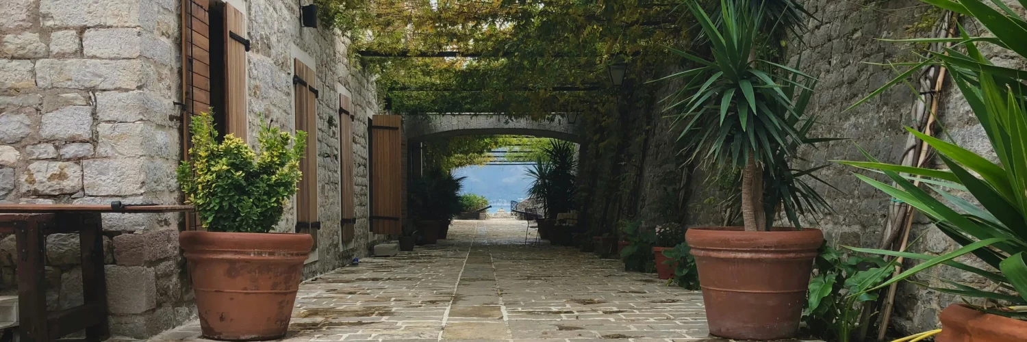 Une allée dans une maison ancienne