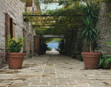 Une allée dans une maison ancienne