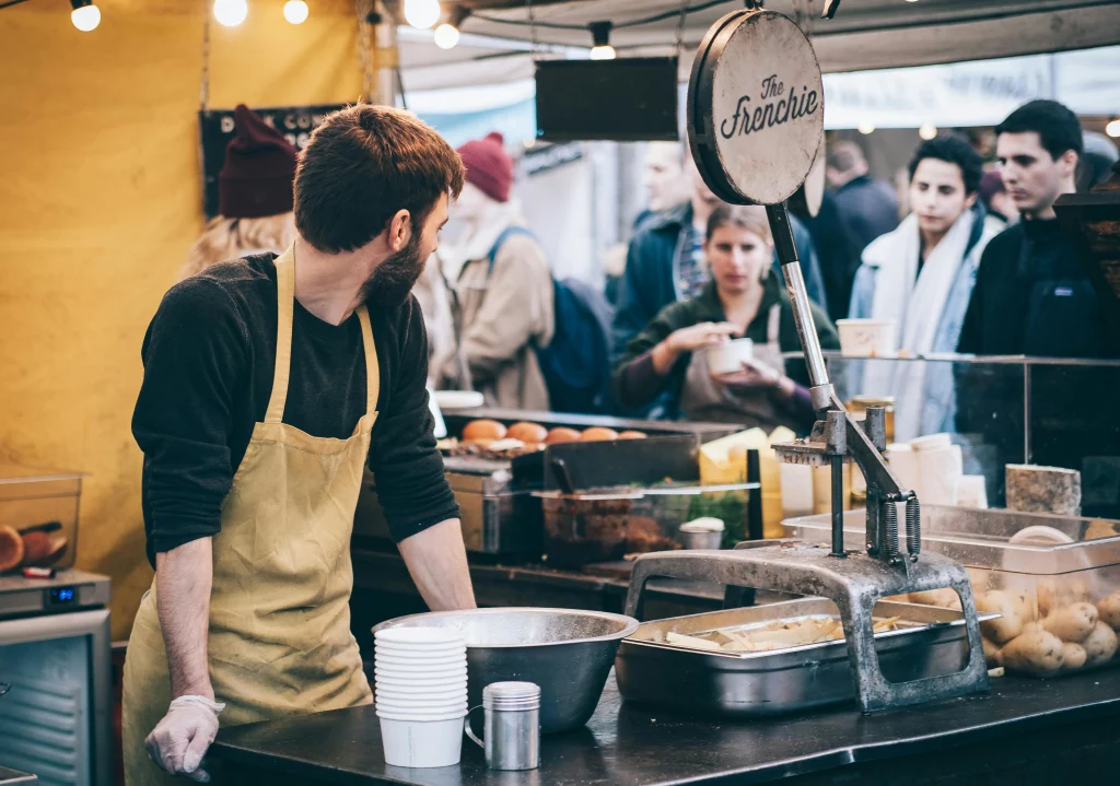 Un stand de fast food avec des clients