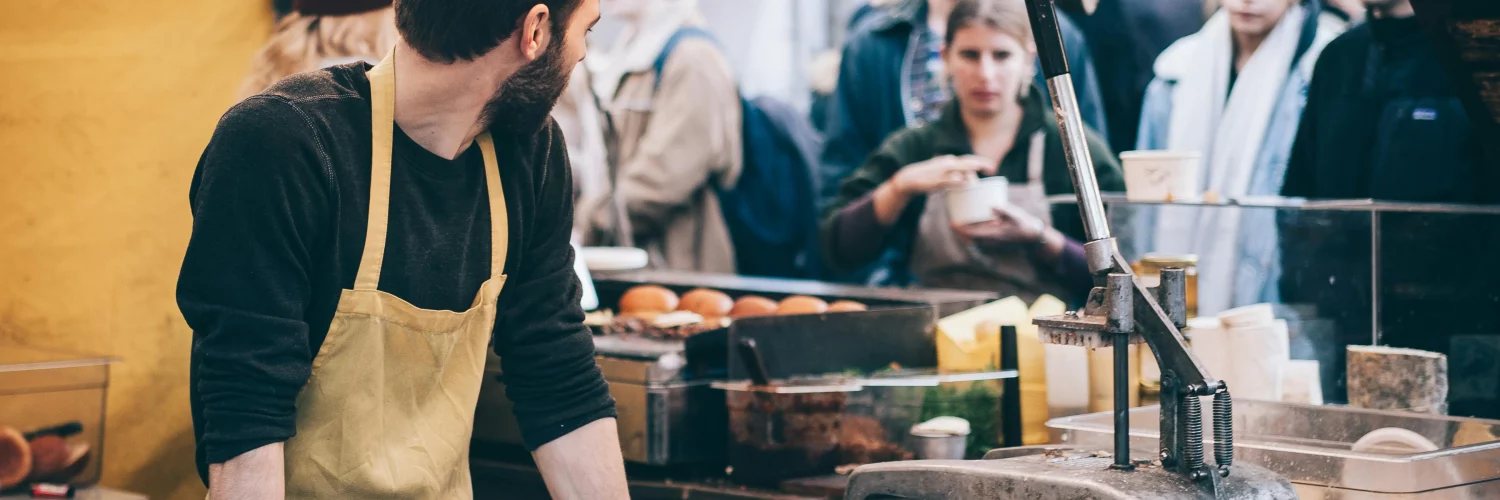 Un stand de fast food avec des clients