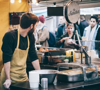 Un stand de fast food avec des clients