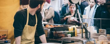 Un stand de fast food avec des clients