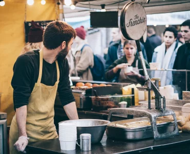 Un stand de fast food avec des clients