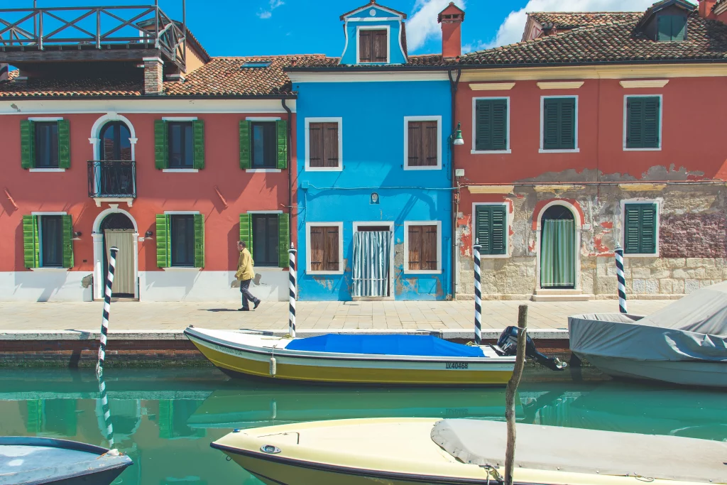 Des maisons multicolores au bord d'un quai