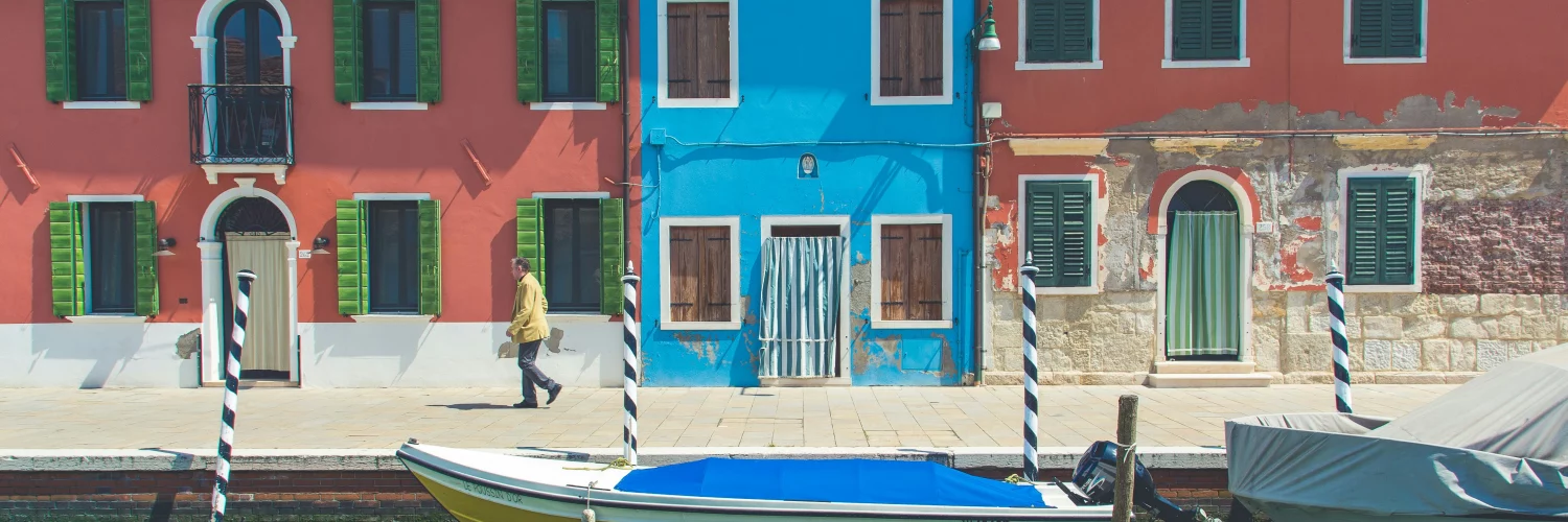 Des maisons multicolores au bord d'un quai