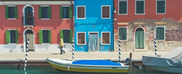 Des maisons multicolores au bord d'un quai