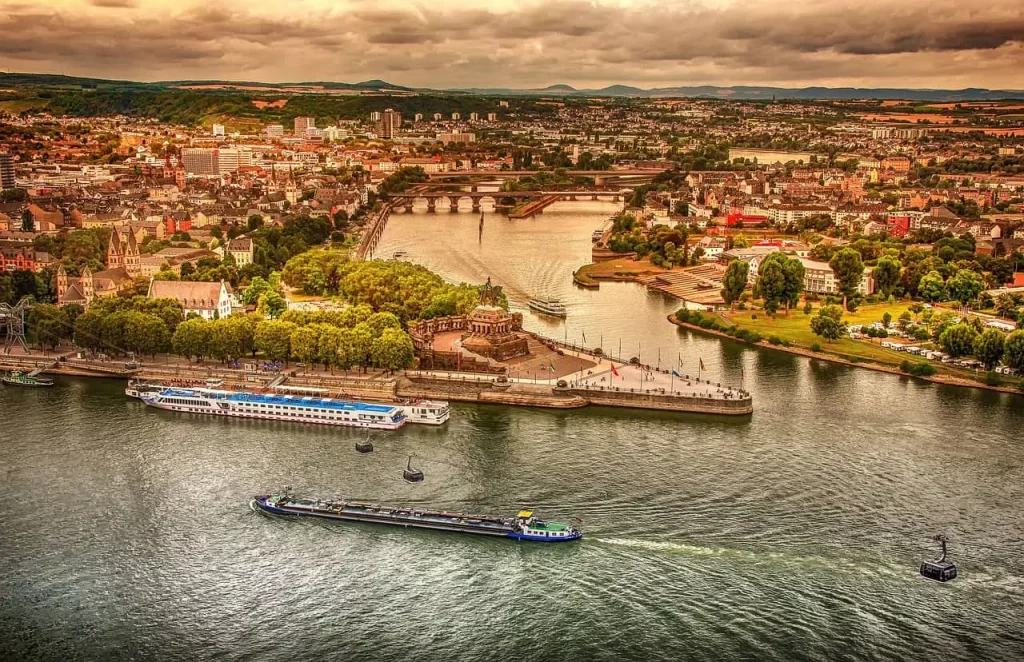 Une ville au bord du Rhin