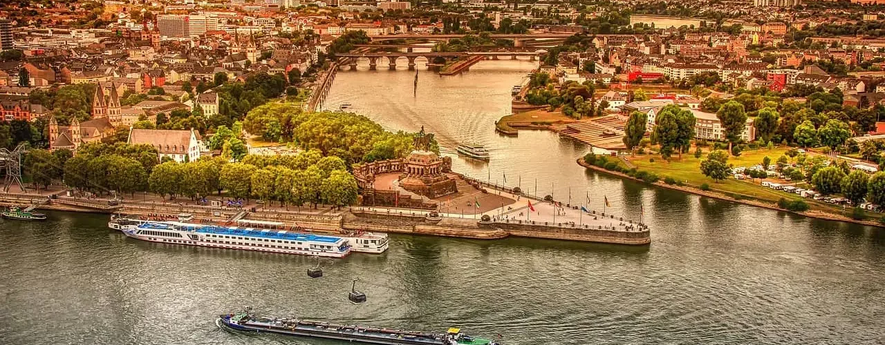 Une ville au bord du Rhin