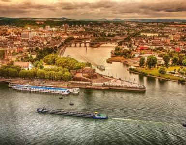 Une ville au bord du Rhin