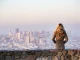 Une jeune femme regardant la ville depuis une allée sur une falaise