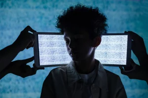 Un enfant gêné par le bruit
