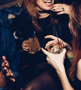 Des jeunes buvant des cocktails et faisant la fête dans un AIRbnb