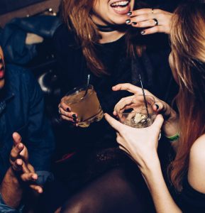 Des jeunes buvant des cocktails et faisant la fête dans un AIRbnb