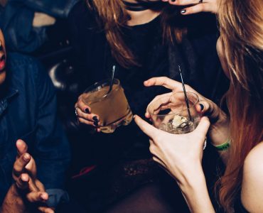 Des jeunes buvant des cocktails et faisant la fête dans un AIRbnb