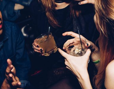 Des jeunes buvant des cocktails et faisant la fête dans un AIRbnb