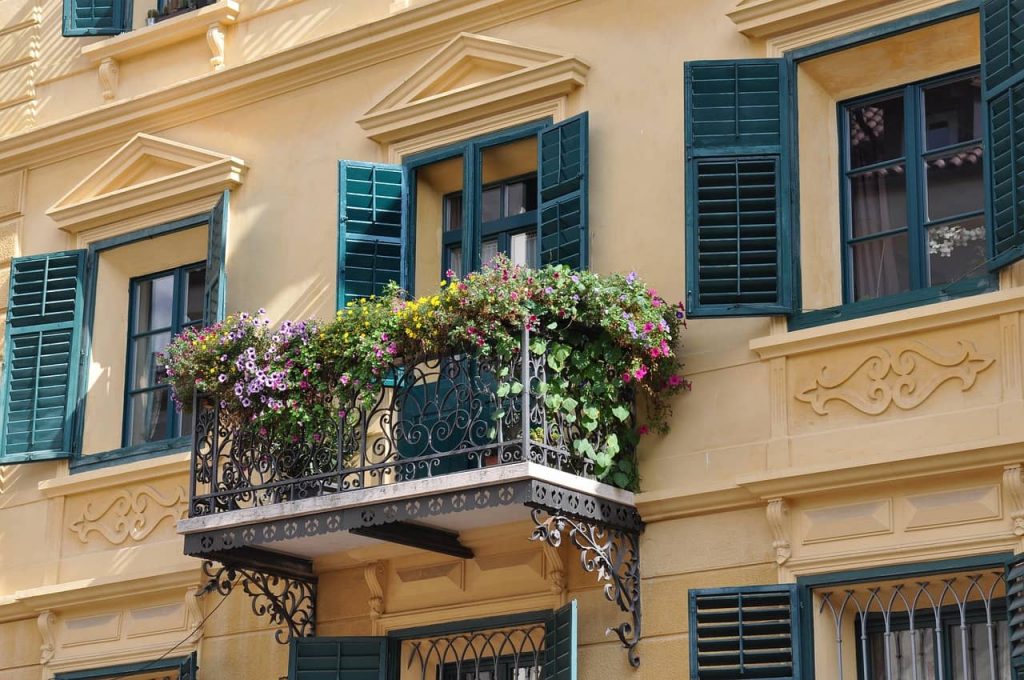 Un balcon avec des lilas