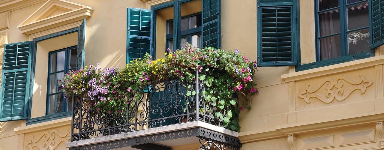 Un balcon avec des lilas