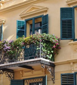 Un balcon avec des lilas