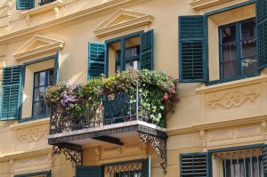 Un balcon avec des lilas