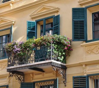 Un balcon avec des lilas