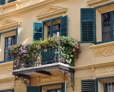 Un balcon avec des lilas