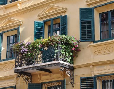 Un balcon avec des lilas