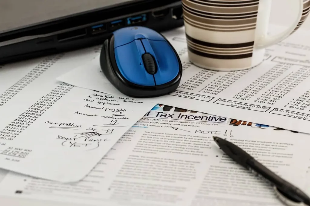 Des formulaires de taxation avec une souris et un pc en dessus