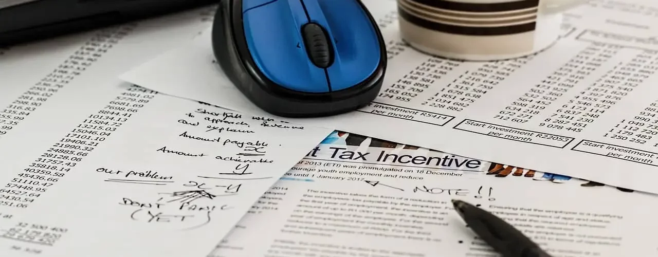 Des formulaires de taxation avec une souris et un pc en dessus