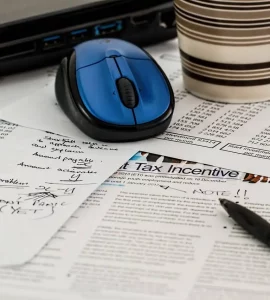 Des formulaires de taxation avec une souris et un pc en dessus