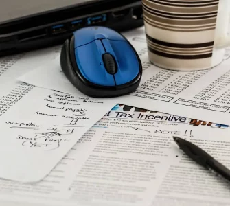 Des formulaires de taxation avec une souris et un pc en dessus