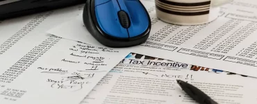 Des formulaires de taxation avec une souris et un pc en dessus